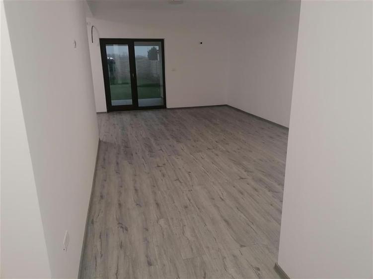 Duplex cu 4 camere cu Teren 400 Mp în Exterior Sud