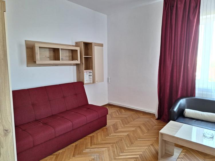 Apartament cu 3 camere semidecomandat, mobilat în Take Ionescu