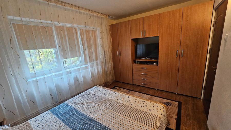 Inchiriez apartament 3 camere, semidecomandat, Rovine, 67 mp, etaj 1 - 8