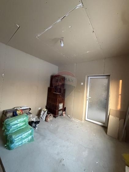 Casă cu 3 camere cu Teren 1179 Mp în Fierbinți-Târg