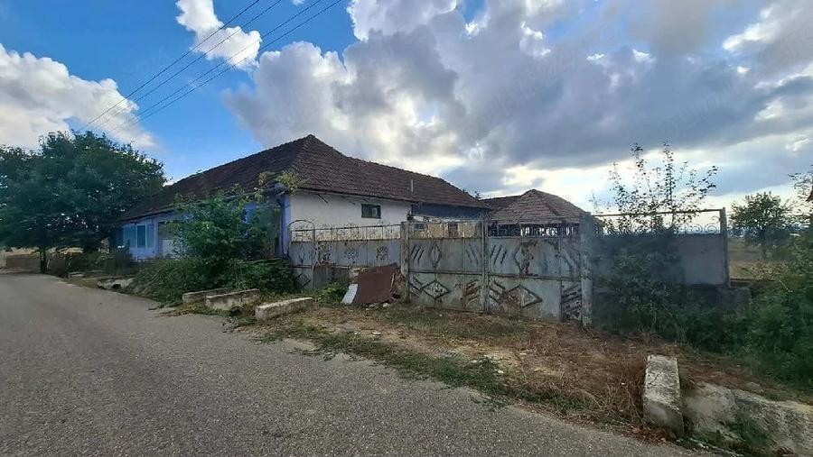 Casă cu 5 camere cu Teren 3313 Mp în Hodiș