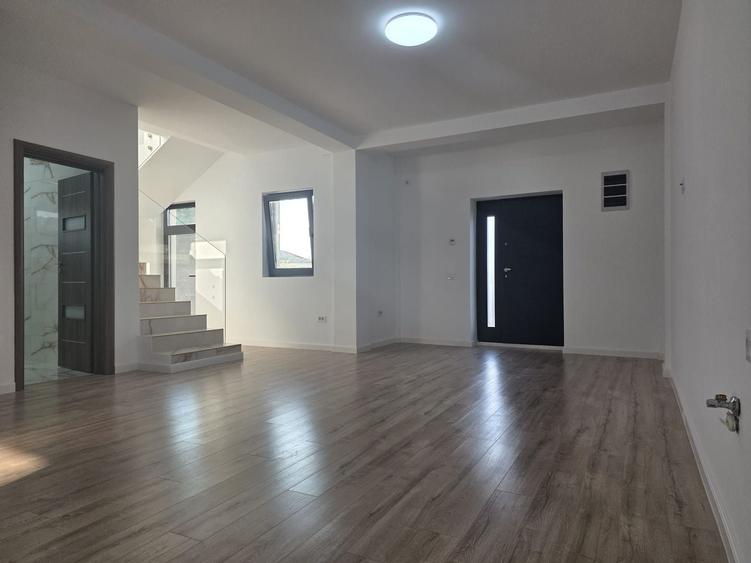 Casă cu 5 camere cu Canalizare în Tunari
