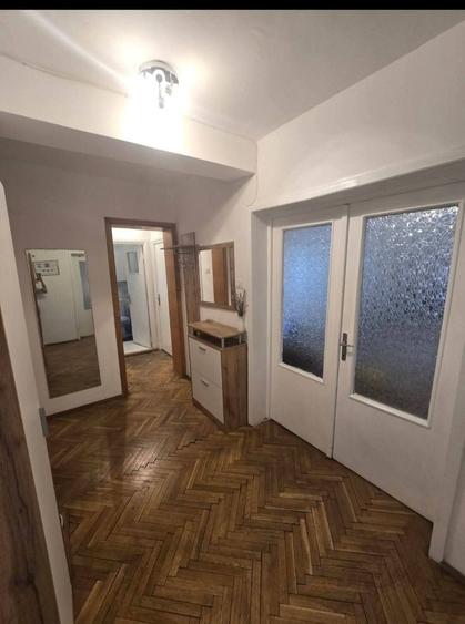 Apartament cu 3 camere decomandat în Medicină