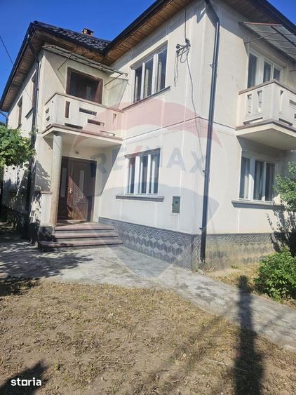 Casă cu 6 camere cu Teren 250 Mp în Central