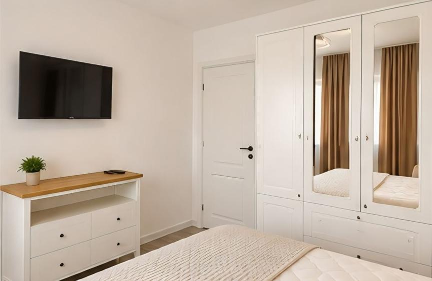 Apartament cu 3 camere semidecomandat, mobilat în Gorjului