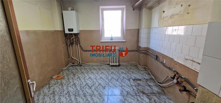 Apartament cu 4 camere decomandat în Cetate
