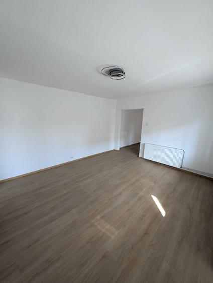 Apartament cu 2 camere semidecomandat în Soarelui