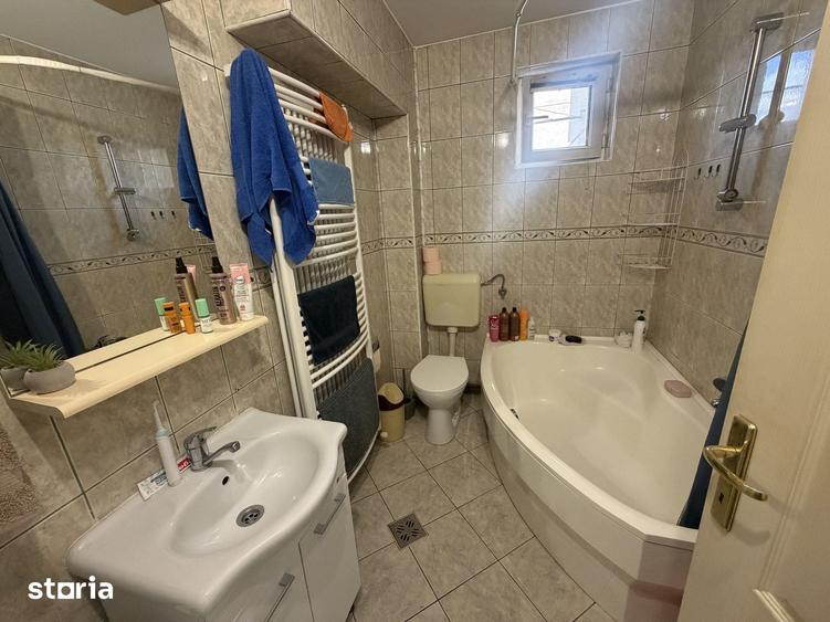 Apartament cu 3 camere decomandat în Cornișa