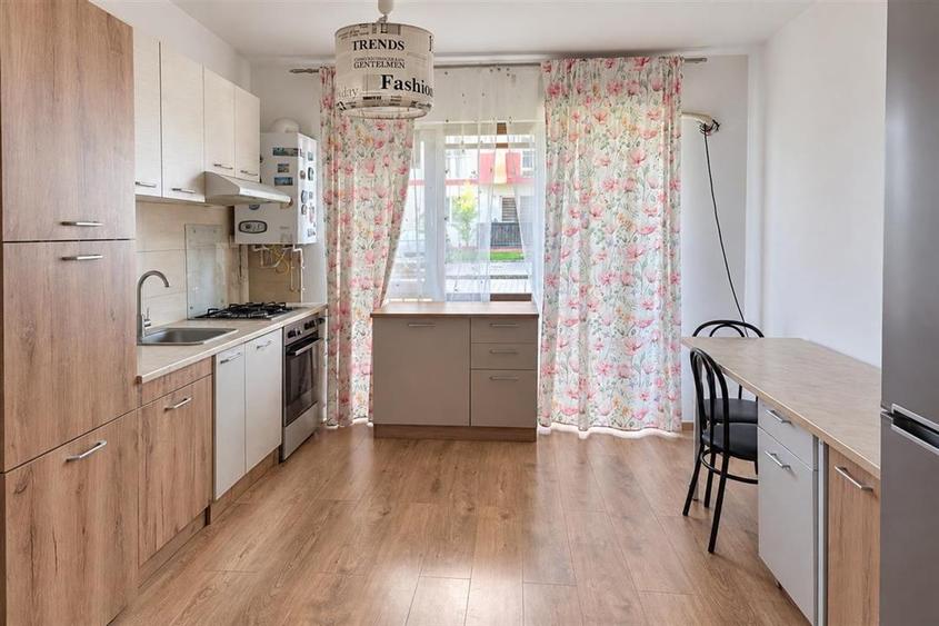 Apartament cu 3 camere decomandat, mobilat în Exterior Vest