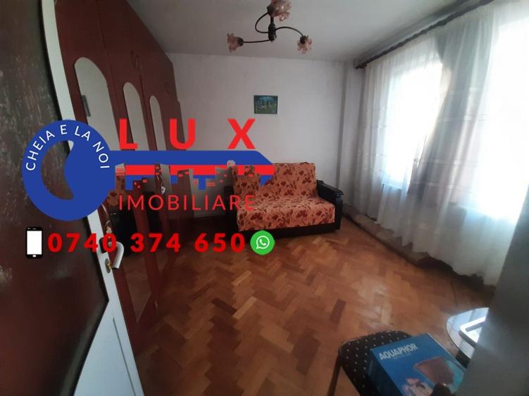 Apartament cu 3 camere decomandat în Piața Nouă