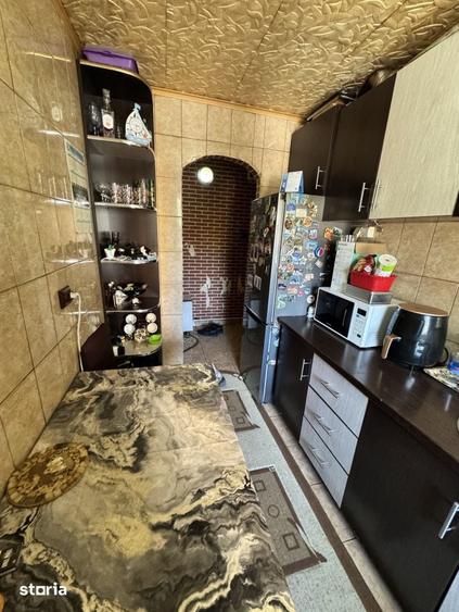 Apartament cu 3 camere semidecomandat în Craiovița Nouă