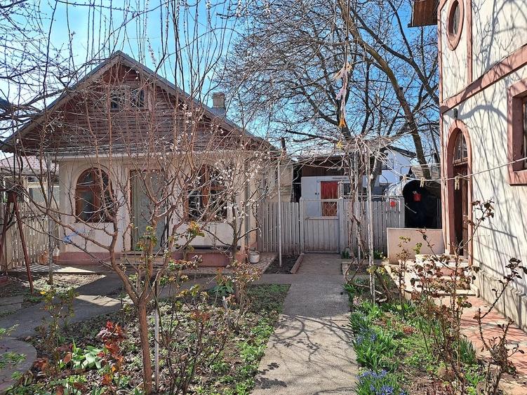 Casă cu 2 camere cu Teren 1000 Mp în Vânători