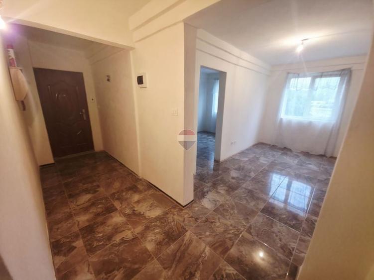 Apartament cu 3 camere decomandat în Săvinești