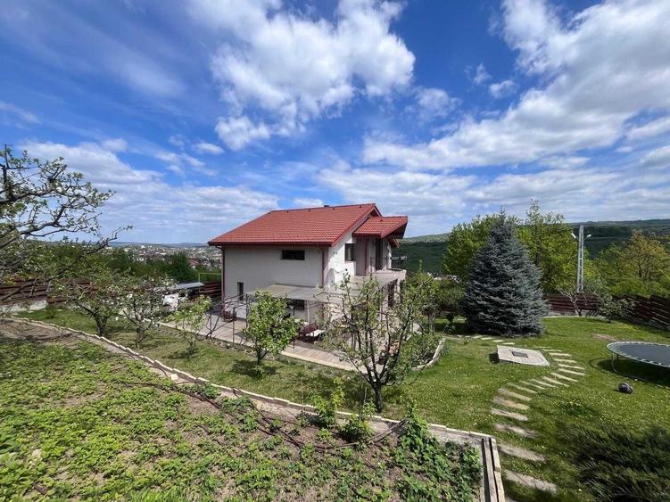 Casă cu 4 camere în Bucium