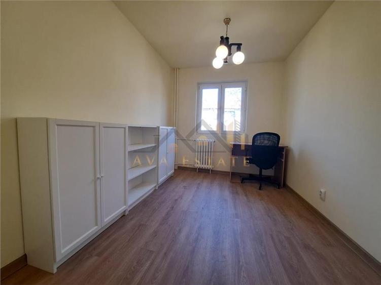 Apartament cu 3 camere semidecomandat, mobilat în Dacia