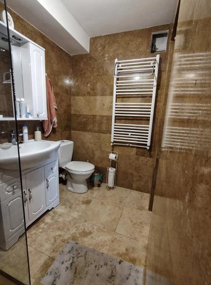 Apartament cu 3 camere decomandat în Poarta 6