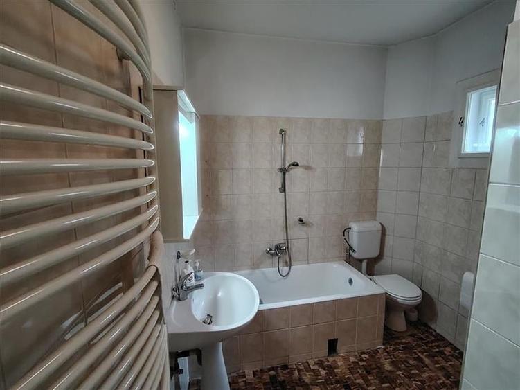 Duplex cu 6 camere cu Canalizare în 1 Decembrie 1918