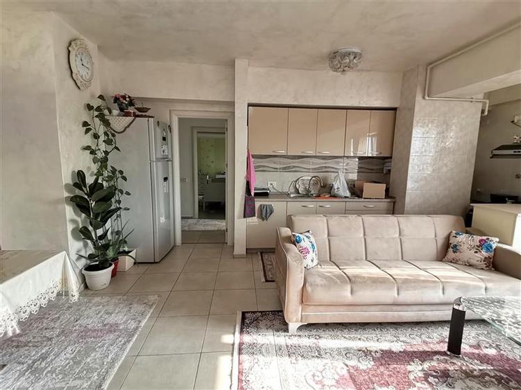 Apartament cu 4 camere semidecomandat în Colentina