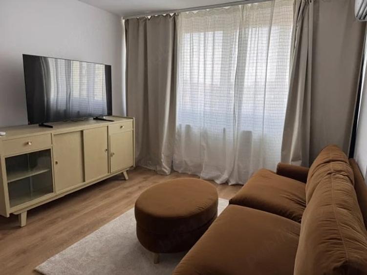 Apartament cu 3 camere semidecomandat în Tineretului