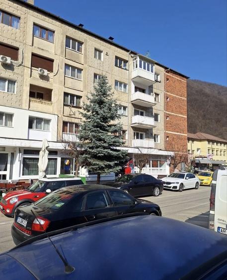 Apartament cu 4 camere decomandat, mobilat în Central