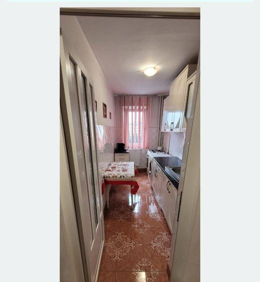 Apartament cu 3 camere semidecomandat în Exterior Vest