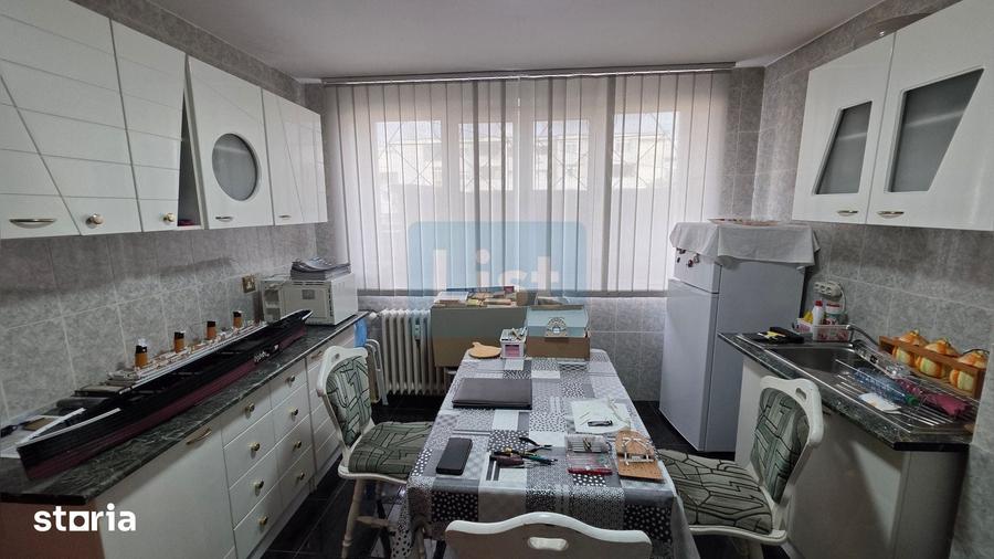 Apartament cu 3 camere decomandat în Est