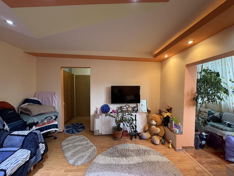 Apartament cu 3 camere semidecomandat în Kiriac
