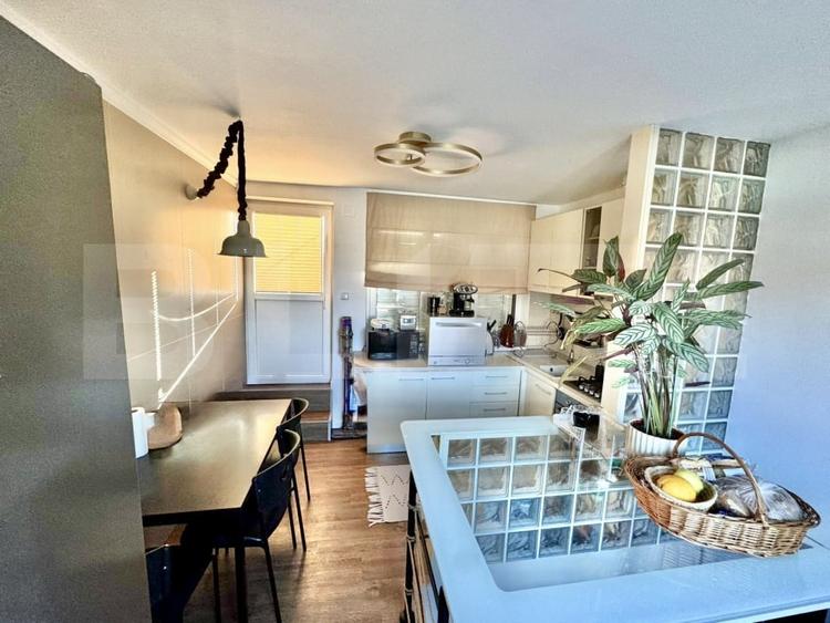 Penthouse cu 3 camere decomandat, mobilat în Central