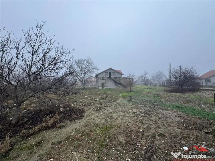 Casă cu 4 camere cu Teren 2000 Mp în Rădulești