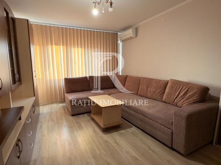 Apartament cu 2 camere semidecomandat, mobilat în Decebal