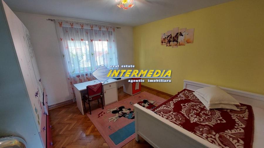 Casă individuală cu 5 camere cu Canalizare în Central
