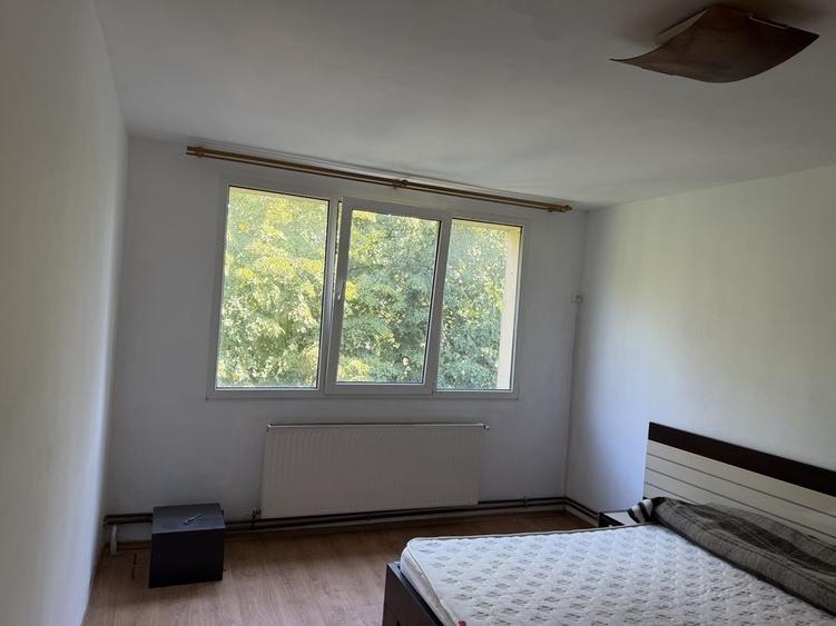 Apartament cu 3 camere decomandat în Exterior Vest