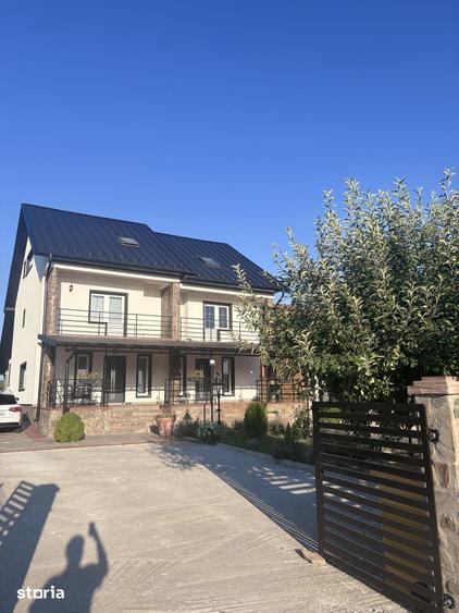 Casă cu 8 camere cu Teren 5000 Mp în Uriu