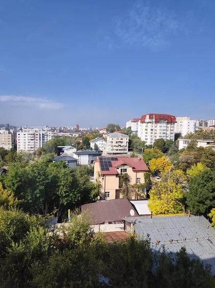 Apartament cu 3 camere semidecomandat în Filiași