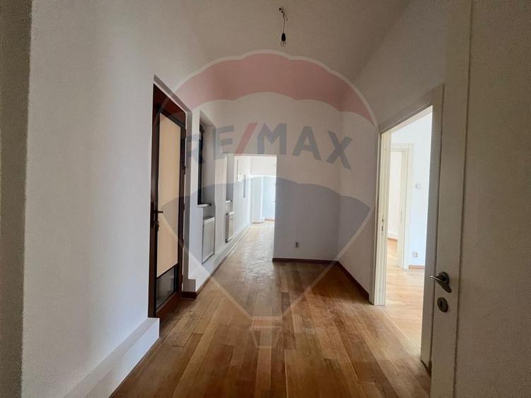 Apartament cu 6 camere circular în Periferie