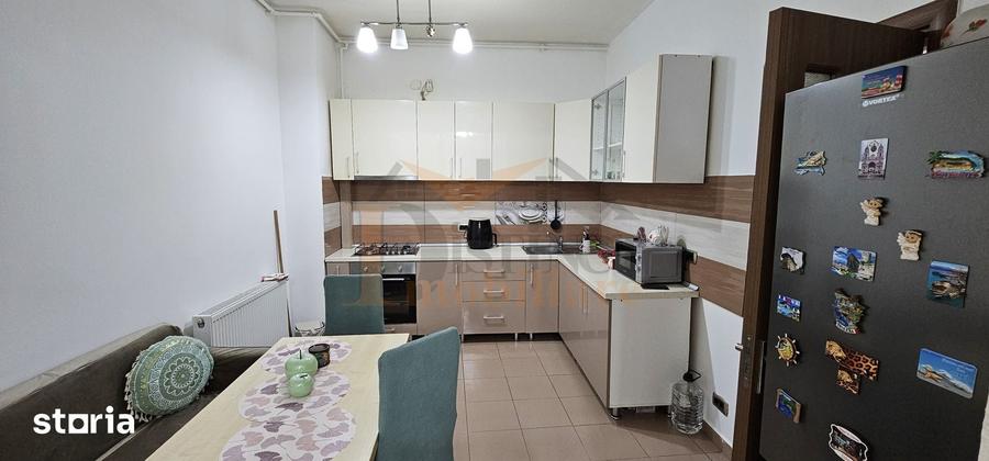 Apartament cu 3 camere decomandat în Tractorul