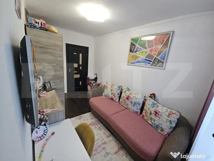 Apartament cu 3 camere decomandat în Podu Roș