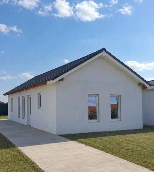 Casă cu Teren 700 Mp în Variaș