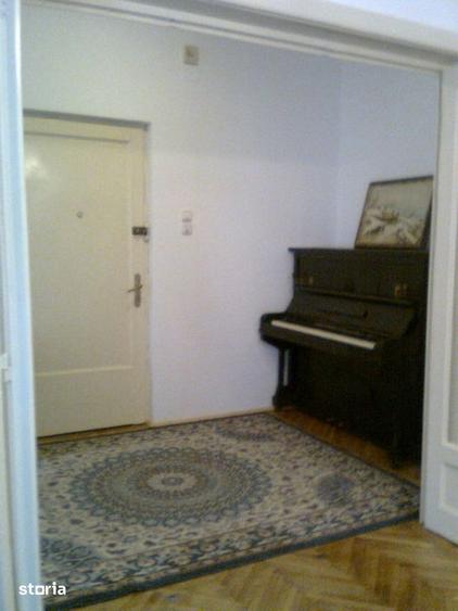 Apartament cu 3 camere semidecomandat, mobilat în Știrbei Vodă
