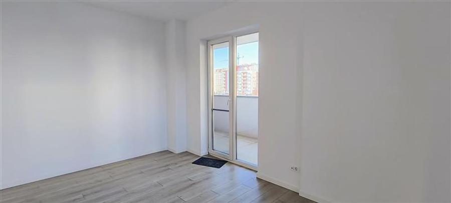Apartament cu 3 camere nedecomandat în Aradului