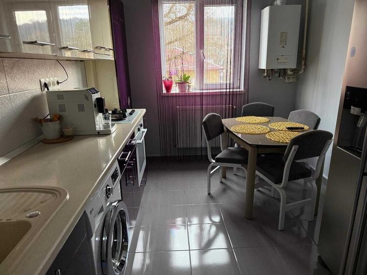 Apartament cu 4 camere decomandat în Central
