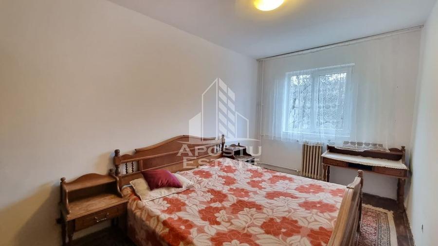 Apartament cu 4 camere semidecomandat, mobilat în Dacia