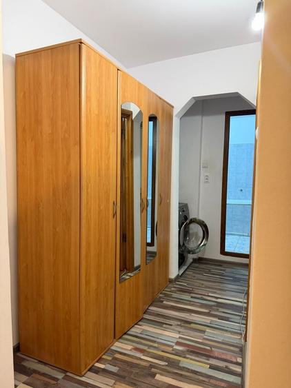 Apartament cu 3 camere decomandat în Racova