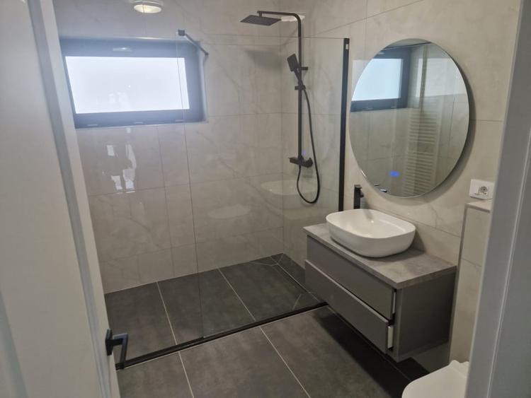 Apartament cu 3 camere decomandat, mobilat în Exterior Est