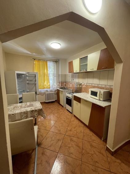 Apartament cu 2 camere, Oradea, Strada Lacul Rosu nr. 4.