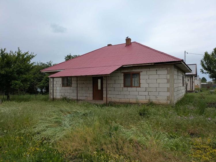 Casă cu 4 camere decomandat în Movila