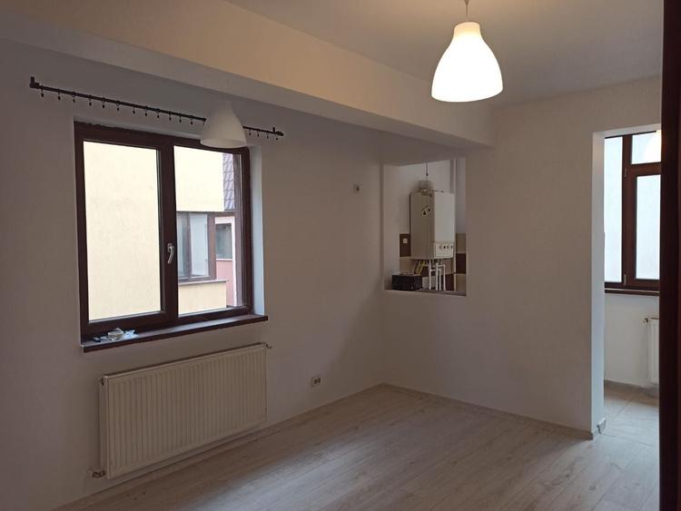 Apartament cu 2 camere semidecomandat, mobilat în Nord-Vest