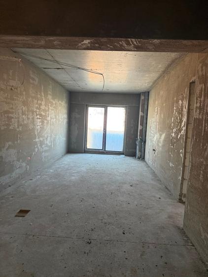 Apartament cu 3 camere semidecomandat în Nicolina