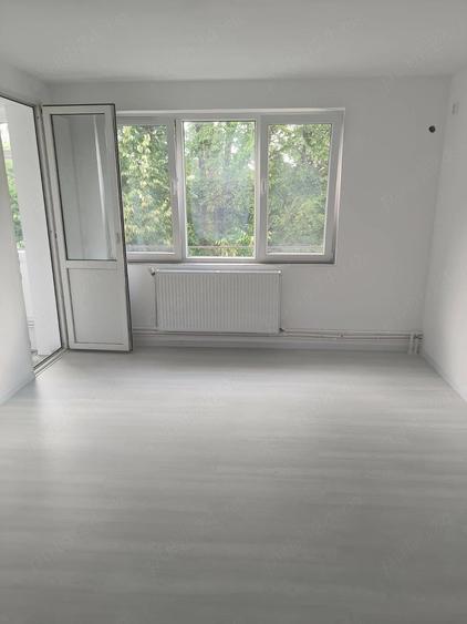 Apartament cu 3 camere semidecomandat în Berceni