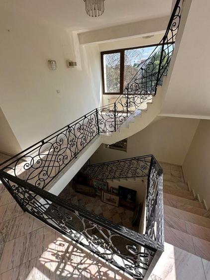 Casă individuală cu 9 camere cu Teren 2500 Mp în Pipera